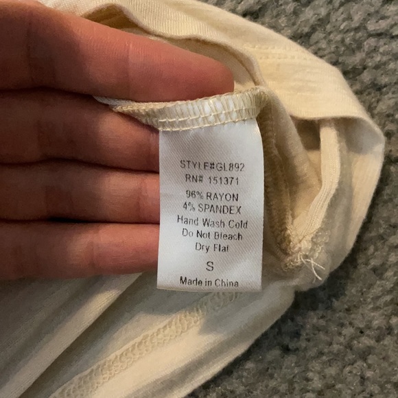 3/$30 Cream short sleeve top - Picture 3 of 3